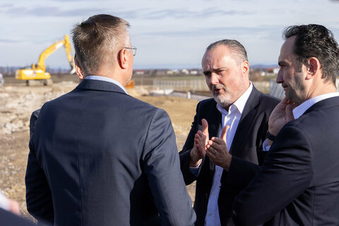 Landeshauptmann Mag. Hans Peter Doskozil besichtigte anlässlich der Pressekonferenz die Baustelle der Austria Pet Food GmbH in Pöttelsdorf, die ihre Produktionskapazitäten erweitert.