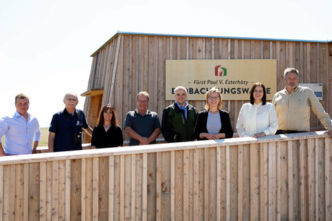 Holzbaumeister Peter Thaler; Projektleiter Alois Lang, Nationalpark Neusiedler See – Seewinkel; Architektin Ulrike Kuzstrich-Wolf; Holzbaumeister Roland Thaler; Direktor Matthias Grün, Esterhazy Betriebe; Bundesministerin Leonore Gewessler, BA; Landeshauptmann-Stellvertreterin Mag.a Astrid Eisenkopf; Direktor Johannes Ehrenfeldner, Nationalpark Neusiedler See – Seewinkel; (v.l.n.r.)