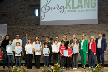 Bildungslandesrätin Daniela Winkler mit Bildungsdirektor Alfred Lehner sowie Lehrerinnen und Lehrern sowie Schülerinnen und Schülern der teilnehmenden Schulen im Granarium der Burg Schlaining.