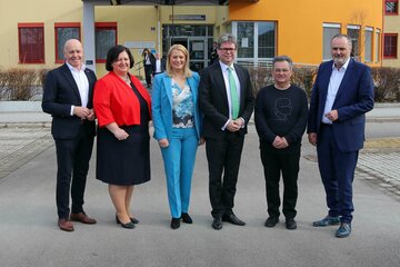 Bürgermeister Georg Rosner, ZBG-Direktorin Mag.a Iris Zsótér, Bildungslandesrätin Mag.a (FH) Daniela Winkler, Bildungsminister Martin Polaschek, Emerich Gärtner-Horvath, Vorsitzender des Volksgruppenbeirats für die Roma und Obmann des Vereins Roma-Service und Landeshauptmann Mag. Hans Peter Doskozil.