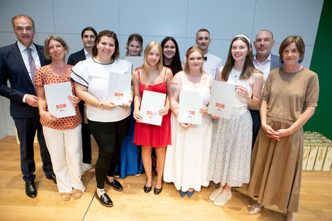 Soziallandesrat Dr. Leonhard Schneemann (l.) und Schulleiter-Stellvertreter DI (FH) MA Gerald Gamperl-Stecker (2.v.r.) sowie Klassenvorständin Prof. Mag. Nicole Cseh (r.) überreichten die Diplome an die Absolventinnen und Absolventen.