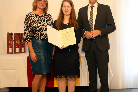 Direktorin DGKP Gabriele Ehrenhöfer (l., Gesundheits- und Krankenpflegeschule Oberwart, KRAGES) und Landesrat Dr. Leonhard Schneemann (r.) mit Pflegefachassistentin Julia Klucsarits (Mitte);
