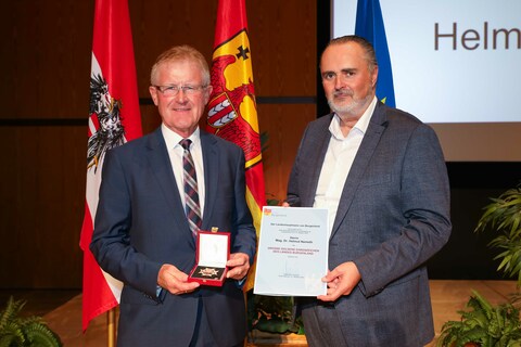 andeshauptmann Hans Peter Doskozil überreichte Bezirkshauptmann a.D. Helmut Nemeth das Große Goldene Ehrenzeichen