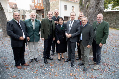 Landesrat Dr. Leonhard Schneemann (4.v.r.) mit den Bezirksjägermeistern Hannes Mosonyi (Neusiedl am See), Wirklicher Hofrat DI Gernot Kainz (Eisenstadt), Landesjagdkoordinator DI Hans Peter Weiss, Bezirksjägermeister Kammerrat Siegfried Fleischhacker (Oberwart), Dr. Charlotte Klement (Güssing), Referatsleiter Förster Ing. Roman Bunyai, MA, Ing. Reinhard Knaus (Jennersdorf) und Kammerrat Anton Putz (Oberpullendorf) (v.l.).