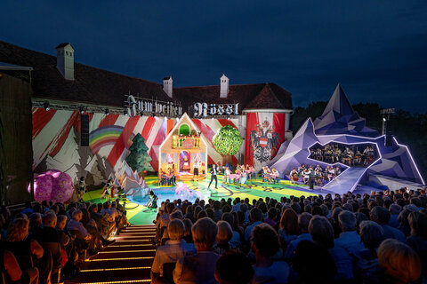 Auf Schloss Tabor in Neuhaus am Klausenbach begeisterte Ralph Benatzkys Operettenklassiker „Im weißen Rössl” bei der Premiere das Publikum.