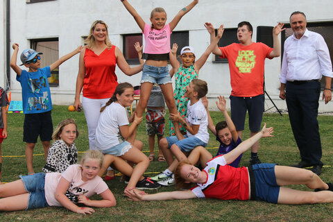 Landeshauptmann Hans Peter Doskozil und Landesrätin Daniela Winkler zeigten sich begeistert von dem akrobatischen Tanz, den die Kinder während der Ferienbetreuung einstudiert hatten.