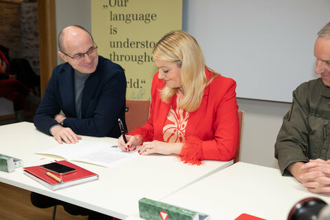 Landesrätin Daniela Winkler bei der Unterzeichnung der Absichtserklärung