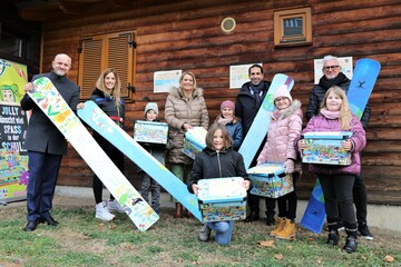 Landesrätin Mag.a (FH) Daniela Winkler (Mitte), Bildungsdirektion-Direktor Mag. Heinz Josef Zitz (l.), Energie Burgenland-Vorstandvorsitzender Dr. Stephan Sharma (2. v. r.), Snowboarderin Julia Dujmovits (2. v. l.) und Künstler Wilfried Ploderer (r) mit den fünf ausgezeichneten Volksschulkindern und ihren Siegersujets.