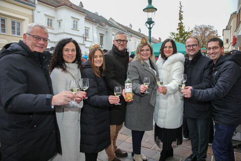ürgermeister Thomas Steiner, 2. Vize- Bürgermeister Charlotte Toth-Kanyak, die Österreichische Weinkönigin Hannah I., Weingutsleiter Weingut Esterházy Frank Schindler, Bgld. Weinprinzessin Sophie I., Landeshauptmann-Stellvertreterin Astrid Eisenkopf, 1. Vizebürgermeister Istvan Deli und Christian Zechmeister, Geschäftsführer Wein Burgenland