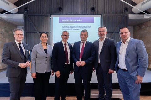Diskutierten über Fragen der Mobilität der Zukunft: (v.l.) Tarek Leitner (Moderator), ÖBB Infrastruktur AG Vorständin Judith Engel, Asfinag-Geschäftsführer Alexander Walcher, Stefan Ottrubay, der Vorstandsvorsitzende der Esterhazy Privatstiftungen, Infrastrukturlandesrat Heinrich Dorner und Paul Blaguss, Geschäftsführer der Blaguss Gruppe.