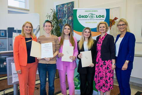 Landesrätin Mag.a (FH) Daniela Winkler wHRin Mag.a Sandra Steiner, Stv. Bildungsdirektorin und Leiterin des Präsidialbereichs der Bildungsdirektion Burgenland, ÖKOLOG-Burgenland-Koordinatorin Mag.a Petra Mayer und ÖKOLOG-Burgenland-Initiatorin Mag.a Margit Schachinger mit den Gewinnerinnen des ÖKOLOG-Awards, Tina Jagschitz vom BG/BRG Mattersburg sowie Sabrina Migsich und Julia Kafka aus dem Pannoneum Neusiedl am See.