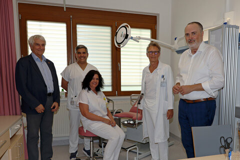Stephan Kriwanek, Kazem Nouri, Dagmar Czmaidalka (Ambulanzleitung Kinderwunsch Burgenland), Peter Bauer und Landeshauptmann Hans Peter Doskozil bei der Besichtigung des neuen Behandlungsraums des Instituts Kinderwunsch Burgenland.
