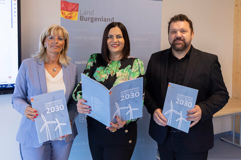 Landeshauptmann-Stellvertreterin Astrid Eisenkopf (Bildmitte), LAbg. Bürgermeisterin Elisabeth Böhm und der Forschungskoordinator des Landes Burgenland, Martin Zloklikovits, präsentierten die Energiebuchhaltungssoftware EBO.