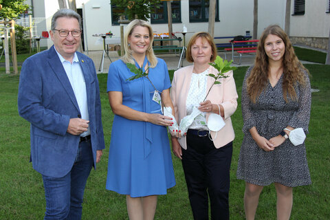Bildungslandesrätin Mag.a (FH) Daniela Winkler übergab an Bürgermeister Ing. Gerhard Zapf, Schulleiterin Romana Huber und Natalie Werdenich, BEd, Lehrerin der 1. Klasse, zwei Bäume