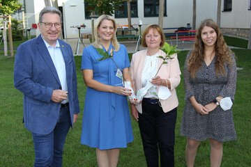 Bildungslandesrätin Mag.a (FH) Daniela Winkler übergab an Bürgermeister Ing. Gerhard Zapf, Schulleiterin Romana Huber und Natalie Werdenich, BEd, Lehrerin der 1. Klasse, zwei Bäume