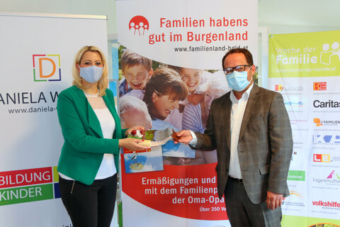 Familienlandesrätin Mag.a (FH) Daniela Winkler bekam von Mag. Marek Zeliska, dem Vorsitzenden der Familienallianz und Leiter von SOS-Kinderdorf Burgenland, ein Geschenk aus dem SOS Kinderdorf überreicht..