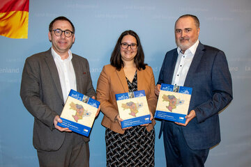 Landeshauptmann Hans Peter Doskozil mit Thomas und Ulrike Hochwarter und ihrem Buch „Von der Gyepű-Zone zur steirisch-burgenländischen Landesgrenze“.