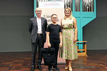 Landesrätin Mag.a (FH) Daniela Winkler mit dem Preisträger Philip Schuszter, 1. Platz beim Bundeswettbewerb auf der Violine, Altersgruppe I, Institut Oberschützen, und Landesmusikschulreferent Gerhard Gutschik