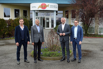 Geschäftsführer Mag. Toni Beretzki (Sport Burgenland GmbH), Bürgermeister Vinzenz Knor, Landesrat Mag. Heinrich Dorner und LIB-Geschäftsführer Univ.-Prof. Dipl.-Ing. Dr. Gerald Goger (v.l.) vor dem Aktivpark Güssing.