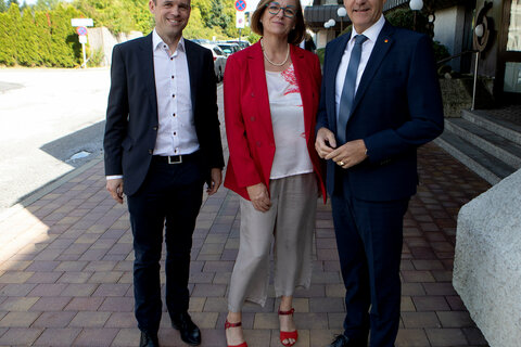 Soziallandesrat Dr. Leonhard Schneemann (r.) mit Direktorin DGKP Gabriele Ehrenhöfer, MSc (Mitte, Gesundheits- und Krankenpflegeschule) und Kaufmännischer Direktor der Klinik Oberwart Marc Seper, MSc (l.) vor dem KUZ Oberschützen.