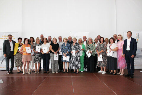 Bildungsdirektor Alfred Lehner (links im Bild) übergab Lehrkräften aus dem Mittel- und Südburgenland Dekrete zum 40-jährigen Dienstjubiläum.