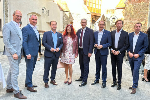 NAbg. Christian Drobits, Stadtschlainings Bürgermeister Markus Szelinger, LAbg. Dr. Roland Fürst mit Gattin Susanne Fürst, KLANGfrühling-Intendant Gerhard Krammer, Landesrat Dr. Leonhard Schneemann, 3. LT-Präsident Mag. Kurt Maczek und KLANGfrühling-Geschäftsführer Werner Glösl.