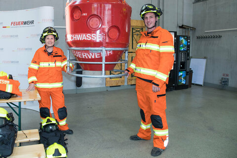 Zum Einsatz bereit: OBI Andreas Weixelbaum und Nicole Weixelbaum (Flugdienst Burgenland, beide Feuerwehr St. Margarethen) in der neuen Schutzbekleidung für Flughelferinnen und Flughelfer.