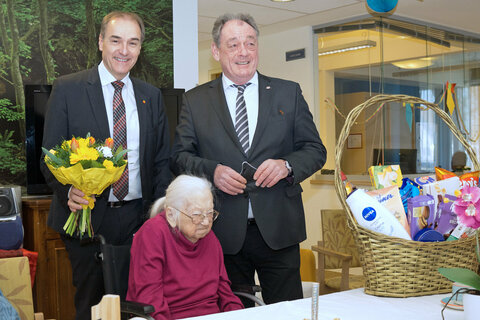 Landesrat Dr. Leonhard Schneemann und Bürgermeister Dieter Posch gratulierten Anna Heindl zum 100. Geburtstag