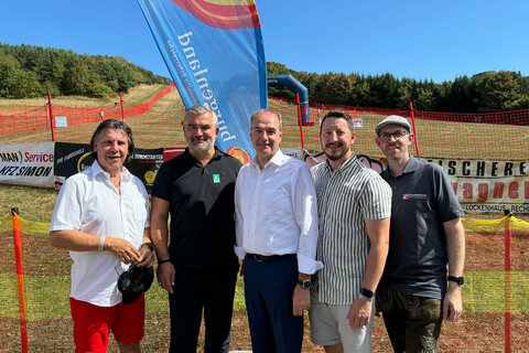 Gruppenbild anlässlich des Grasski Weltcupfinale in Rettenbach: (v.l.) Gerald Guttmann, Präsident Landesskiverband Burgenland, Landesrat Mag. Heinrich Dorner, Landesrat Dr. Leonhard Schneemann, Daniel Gschwandtner, Obmann-Stellvertreter Schizentrum Rettenbach, Thomas Auer, Obmann Schizentrum Rettenbach.
