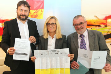 Landeswahlleiterin Maga Brigitte Novosel mit ihren Stellvertretern WHR Mag. Erich Hahnenkamp (r.) und Mag. Bernhard Ozlsberger (l.).