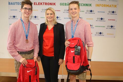 Alexander Kappler und Leo Moser (v.l.) mit Bildungslandesrätin Daniela Winkler (Mitte).