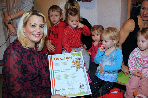 Günter Schmidt, Bürgermeister Marktgemeinde Rohrbach, Landesrätin Mag.a (FH) Daniela Winkler, Franz Handler, Geschäftsführer des Verbandes der Naturparke Österreichs, Ulrike Schmidt, Leiterin Kindergarten Marktgemeinde Rohrbach, und Bürgermeister Kurt Fischer, Obmann Naturpark Rosalia-Kogelberg, mit Kindern des „Naturpark-Kindergartens“ der Marktgemeinde Rohrbach bei Mattersburg