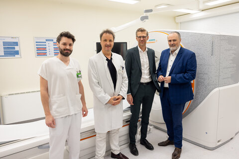 (v.l.) Lukas Hahn BSc, Bereichsleitung Radiologietechnologie, Prim. Dr. Martin Wehrschütz, MBA, Ärztlicher Direktor, Abteilungsvorstand, Facharzt für Radiologie, Geschäftsführer Robert Maurer MSc, MBA und Landeshauptmann Hans Peter Doskozil.