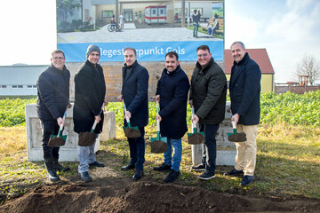 Spatenstich mit Vizebürgermeister Gerhard Playl, SOWO-Projektleiter Bmstr. Ing. Stefan Maurovits,  Soziallandesrat Dr. Leonhard Schneemann, Bürgermeister LAbg. Kilian Brandstätter, Gemeindevorstand Stefan Pal und LAbg. Gerhard Bachmann.