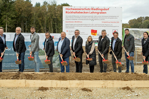 Landesrat Mag. Heinrich Dorner (Mitte) nahm gemeinsam mit den Beteiligten am Hochwasserschutz-Projekt in Riedlingsdorf, dem Rückhaltebecken Lehmgraben, den Spatenstich vor.