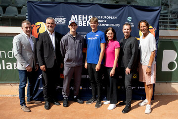 Sportlandesrat Heinrich Dorner (2.v.l.) mit Organisator Günter Kurz, Grand Slam-Sieger und ehemalige Nummer 3 der Welt, Dominik Thiem, Alexander Gschiel, Marion Maruksa (ÖTV-Billie-Jean-King-Cup-Kapitänin), Titelsponsor Christian Mattasits (CEO Finanzgruppe) und Wolfgang Thiem (v.l.).