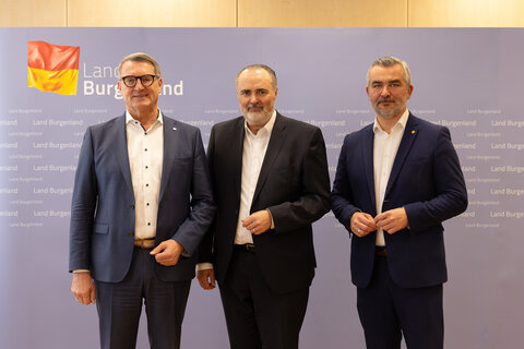 Landeshauptmann Hans Peter Doskozil kündigte gemeinsam mit Wohnbaulandesrat Heinrich Dorner und dem Landesgruppenobmann der Gemeinnützigen Bauvereinigungen, Alfred Kollar, den nächsten Schritt zur Entlastung der Burgenländerinnen und Burgenländer und den Ausbau der Maßnahmen für leistbares Wohnen an.