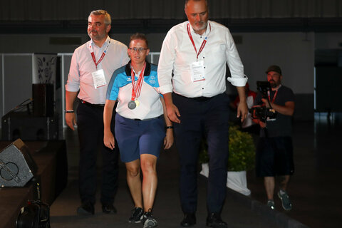 Landeshauptmann Hans Peter Doskozil und Sportlandesrat Heinrich Dorner wurden von einer Sportlerin auf die Bühne begleitet.