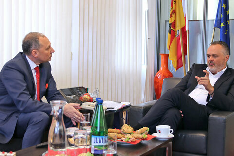 Landeshauptmann Hans Peter Doskozil und S.E. Dr. Andor Nagy, Botschafter Ungarns in Österreich, im freundschaftlichen Gespräch