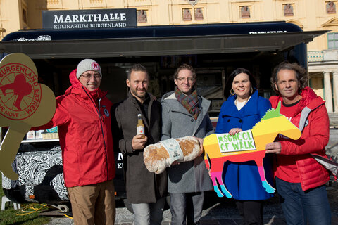 Burgenland-Extrem-Organisator Josef Burkhardt, Landwirt Ing. Stefan Pamer vom Biohof Naturnest und DI Markus Fritz von Pannatura, Landeshauptmann-Stellvertreterin Mag.a Astrid Eisenkopf und Burgenland-Extrem-Organisator Michael Oberhauser vor dem Pannatura-Foodtruck, der beim Catering der „School of Walk“ im Seehof Donnerskirchen dabeisein wird.
