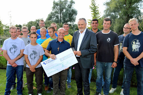 Landeshauptmann Hans Peter Doskozil übergab Georg Schwarz, Leiter der Gemeinschaft Cenacolo in Kleinfrauenhaid, als Überraschungsgeschenk einen Scheck über 1.500 Euro für die Gemeinschaft.