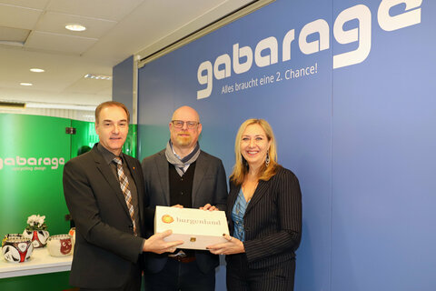 Landesrat Dr. Leonhard Schneemann überreichte Gründerin und Vorsitzende des Vorstandes von "gabarage" DSK Gabriele Gottwald-Nathaniel, MAS und dem Geschäftsführenden Vorstand Stephan Schimanowa (v.l.) ein Präsent vom Land Burgenland.