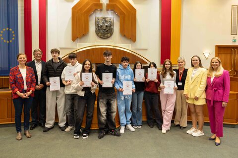 Schülerinnen und Schüler der Polytechnischen Schule Eisenstadt bekamen am Freitag im Landhaus in Eisenstadt ihren Finanzführerschein überreicht.