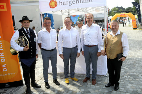 Frühschoppen Stadtschlaining: Jugendreferent Márton Ilyés BA, BA, Kapellmeister Johann Knausz, Obmann DI Peter Reichstädter (alle Burgenländischer Blasmusikverband), Landesrat Dr. Leonhard Schneemann und Bezirksobmann Ernst Teveli (Burgenländischer Blasmusikverband, Bezirk Oberwart) (v.l.).