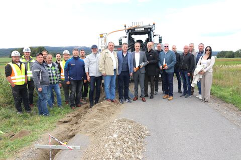 Wirtschaftslandesrat Leonhard Schneemann mit den am Glasfaserausbau beteiligten Projektpartnern beim aktuellen Bauabschnitt.