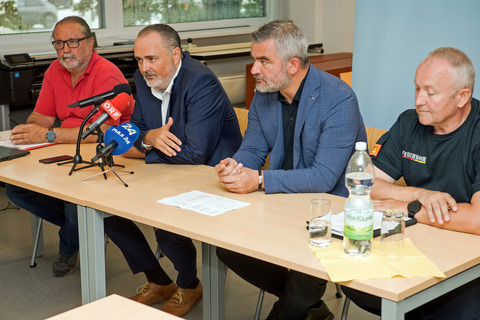 Oberwarts Bezirkshauptmann Peter Bubik, Landeshauptmann Hans Peter Doskozil, Katastrophenschutzlandesrat Heinrich Dorner und Bezirksfeuerwehrkommandant Wolfgang Kinelly.  Bildquelle: Landesmedienservice Burgenland.
