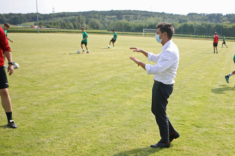 Landesrat Christian Illedits mit dem Sportlichen Leiter der Akademie, Manuel Takacs, sowie Individual-Trainer Klaus Guger und den Jugendlichen der Akademie Burgenland am Trainingsplatz in Oberwart.