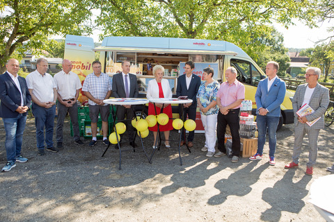 Soziallandesrat Dr. Leonhard Schneemann (5.v.l.) und Volkshilfe Burgenland-Präsidentin Verena Dunst (6.v.l.) mit allen Vertreter*innen der Gemeinden aus dem Bezirk Jennersdorf sowie Projektleiter Dipl. KH-BW Ewald Michael Schlaffer (Soziale Dienste Burgenland, r.).