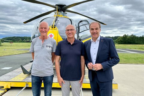 Landesrat Leonhard Schneemann (r.) verabschiedete den ehemaligen Kapitän Fritz Wallner (l.) und Notarzt Erwin Pollanz (Mitte).