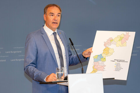 Soziallandesrat Dr. Leonhard Schneemann präsentierte die Aufteilung der neuen Pflegeregionen.